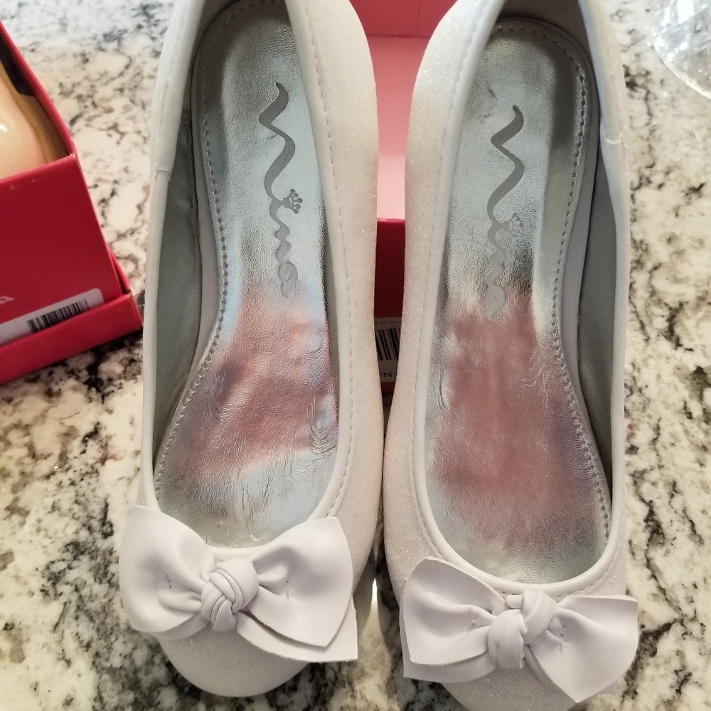 NEW IN BOX Girls Nina White Glitter Flats Size 2